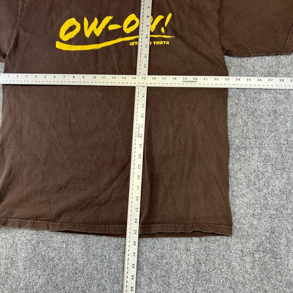 Gildan Iota Phi Theta OW-OW! Fraternity Graphic T-Shirt Brown XL Mens Humor - Picture 4 of 7